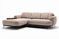 L-vormige bank met stoffen bekleding en houten tafel in beige