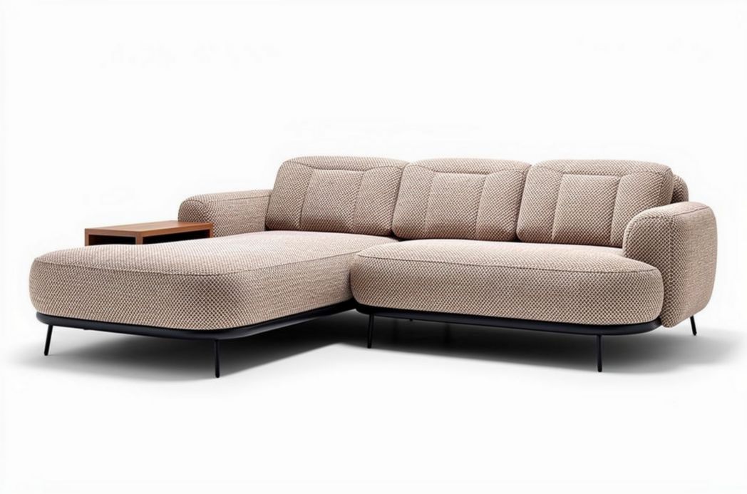 L-vormige bank met stoffen bekleding en houten tafel in beige